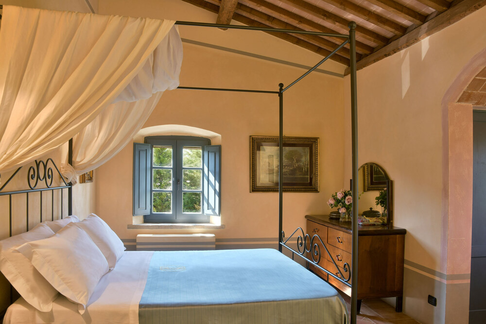 VILLA ASIA -doppelschlafzimmer3-fenster-kommode-guardistallo-toskana-nord