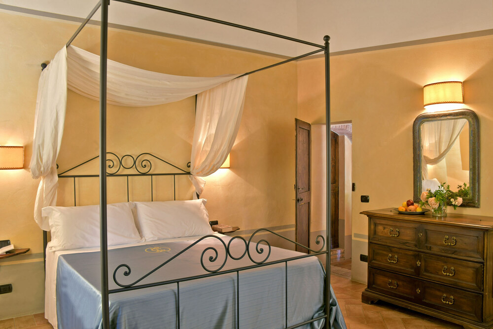 VILLA ASIA -doppelschlafzimmer4-fenster-kommode-guardistallo-toskana-nord