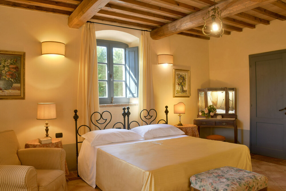 VILLA ASIA-doppelschlafzimmer-kommode-guardistallo-toskana-nord